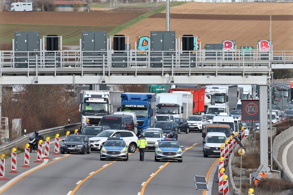 Die Ampelanlage vor dem Engelbergtunnel steht auf rot: Zwischenzeitlich haben sich kilometerlange Staus gebildet.