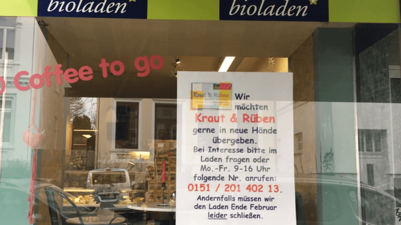Ein Plakat am Laden in der Wulwesstraße: "Kraut und Rüben" braucht dringend einen Nachfolger.