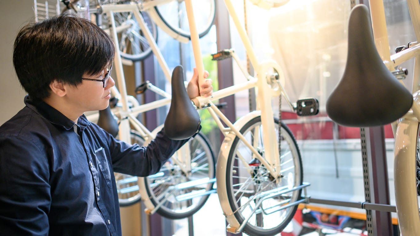 Rahmengröße für das Fahrrad ermitteln: Rahmen von Erwachsenenrädern liegen bei mindestens 46 cm.