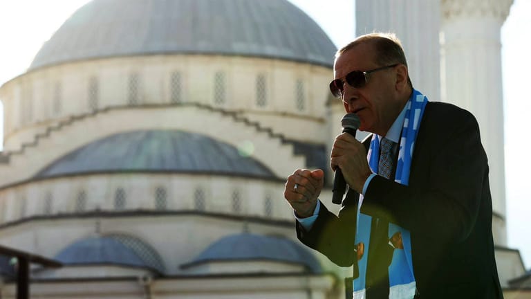 Recep Tayyip Erdoğan: Verfassungsrechtler sind in der Frage zerstritten, ob er überhaupt für eine weitere Amtszeit als türkischer Präsident antreten darf.