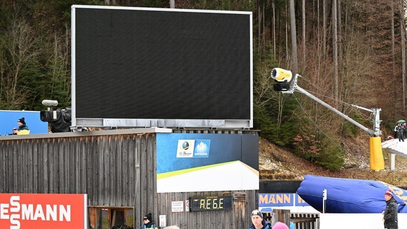 Eine Leinwand beim Biathlon ohne Strom: Die Probleme beim Biathlon belasteten den Ablauf des Rennens.