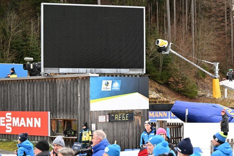 Eine Leinwand beim Biathlon ohne Strom: Die Probleme beim Biathlon belasteten den Ablauf des Rennens.