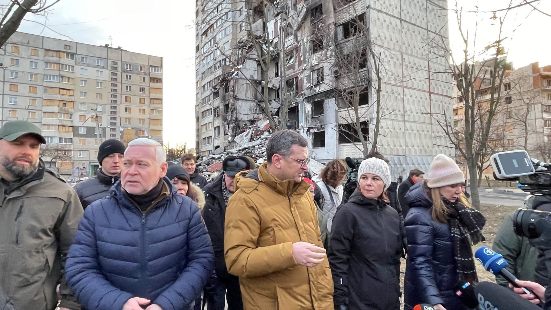 Annalena Baerbock (Bündnis 90 / Die Grünen, 2.v.r): Die Außenministerin geht während ihrer Reise in die Ostukraine neben dem ukrainischen Außenminister Dmytro Kuleba (3.v.r), dem Gouverneur von Charkiw, Oleh Synehubow (l) und dem Bürgermeister von Charkiw, Ihor Terechow (2.v.l), in Charkiw durch den stark zerstörten Stadtteil Saltiwka.