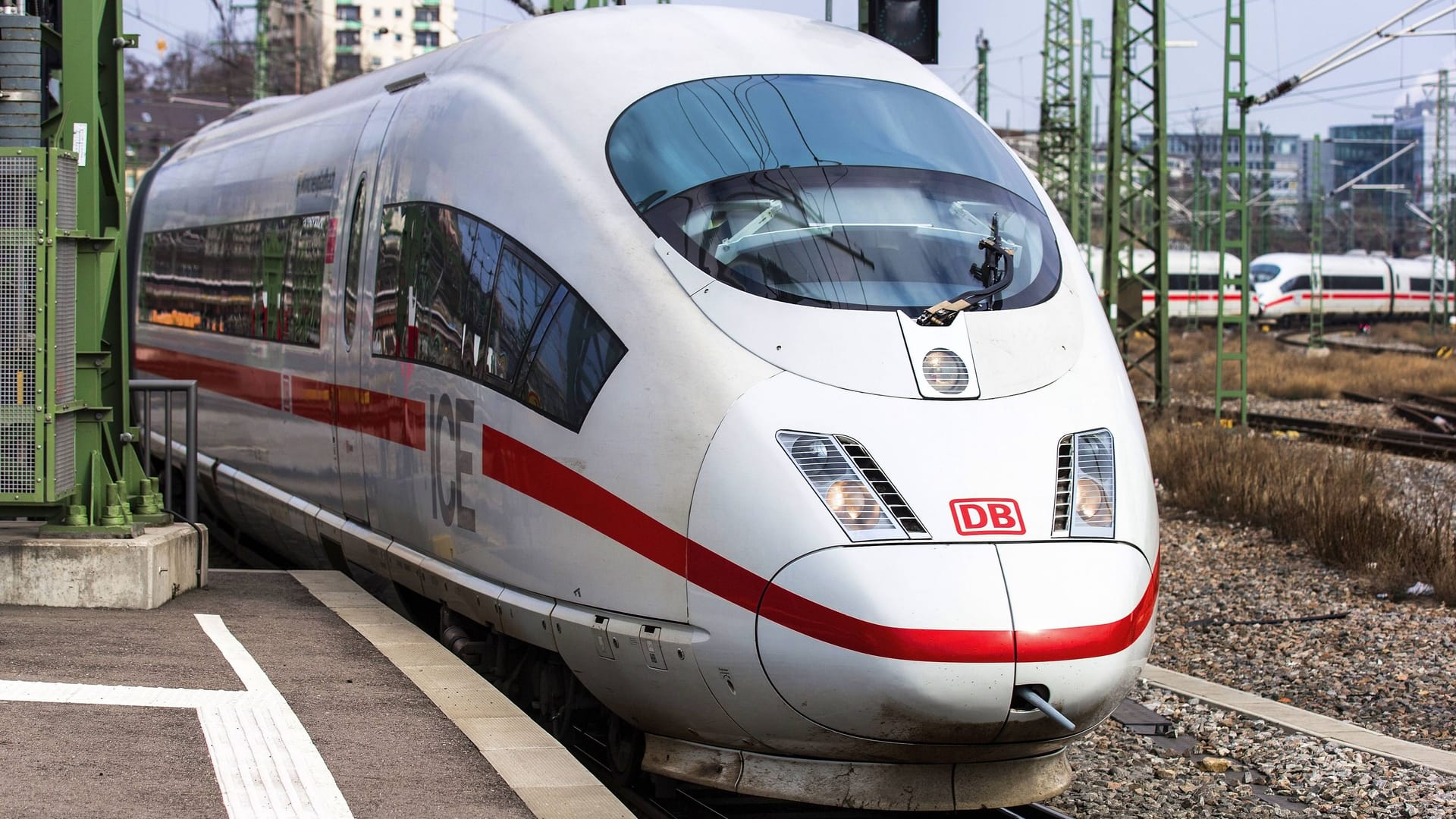 ICE fährt in Stuttgart ein: Bei Metz kam es zu einem unerwarteten Zwischenhalt. ICE fährt in Stuttgart ein: Bei Metz kam es zu einem unerwarteten Zwischenhalt.
