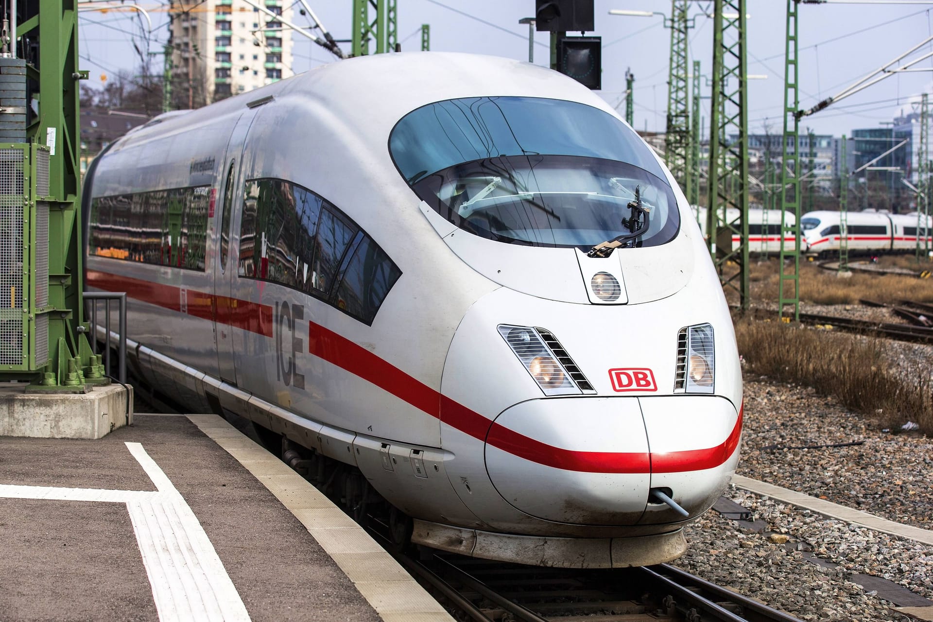 ICE fährt in Stuttgart ein: Bei Metz kam es zu einem unerwarteten Zwischenhalt.
