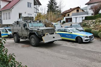 Einsatzfahrzeuge der Polizei am Tatort: Am Donnerstagmorgen kam es in der Ginsterstraße zu einem größeren Polizeieinsatz aufgrund einer Bedrohungslage.