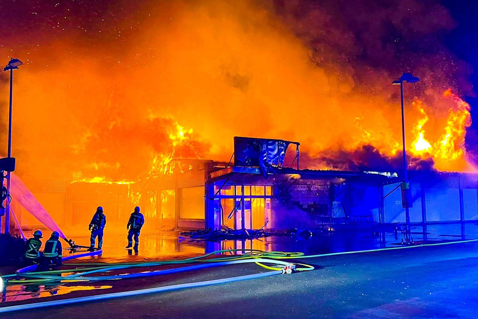 Die Feuerwehr löscht den brennenden Supermarkt: Feuerwerk im Innern des Supermarkts hatte den Einsatz erschwert.