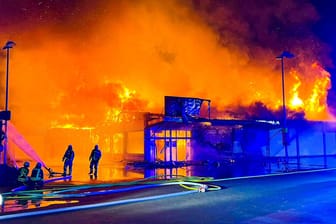 Die Feuerwehr löscht den brennenden Supermarkt: Feuerwerk im Innern des Supermarkts hatte den Einsatz erschwert.