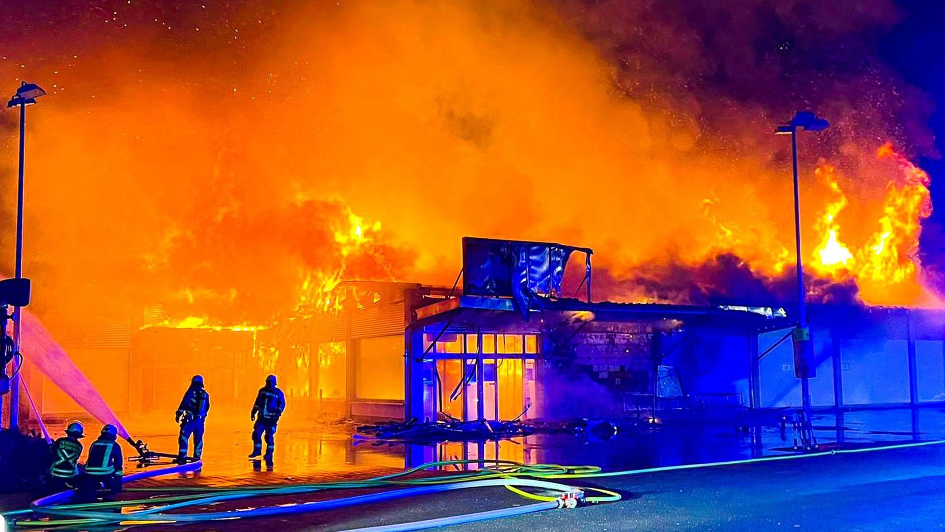 Die Feuerwehr löscht den brennenden Supermarkt: Feuerwerk im Innern des Supermarkts hatte den Einsatz erschwert.