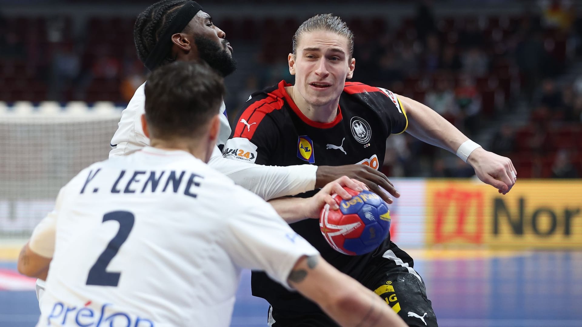 25.01.2023, Polen, Danzig: Handball: WM, Frankreich - Deutschland, Finalrunde, Viertelfinale in der Ergo Arena, Frankreichs Yanis Lenne und Dika Mem in Aktion gegen Deutschlands Juri Knorr (l-r). Foto: Jan Woitas/dpa +++ dpa-Bildfunk +++