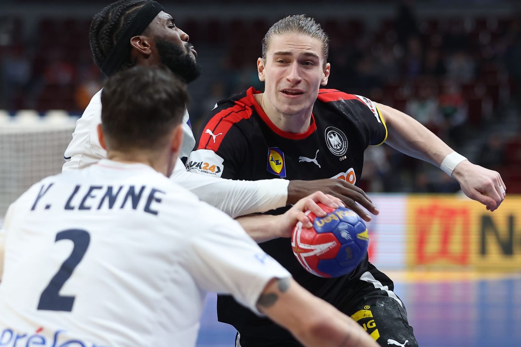 25.01.2023, Polen, Danzig: Handball: WM, Frankreich - Deutschland, Finalrunde, Viertelfinale in der Ergo Arena, Frankreichs Yanis Lenne und Dika Mem in Aktion gegen Deutschlands Juri Knorr (l-r). Foto: Jan Woitas/dpa +++ dpa-Bildfunk +++