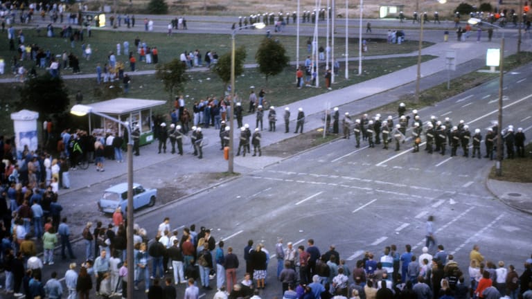 Rostock-Lichtenhagen 1992: Links der Mob, rechts die Polizei.