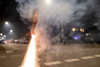 Feuerwerksrakete beim Start in den Nachthimmel (Symbolbild): Mehrere Personen attackierten in Berlin erneut Autofahrer.