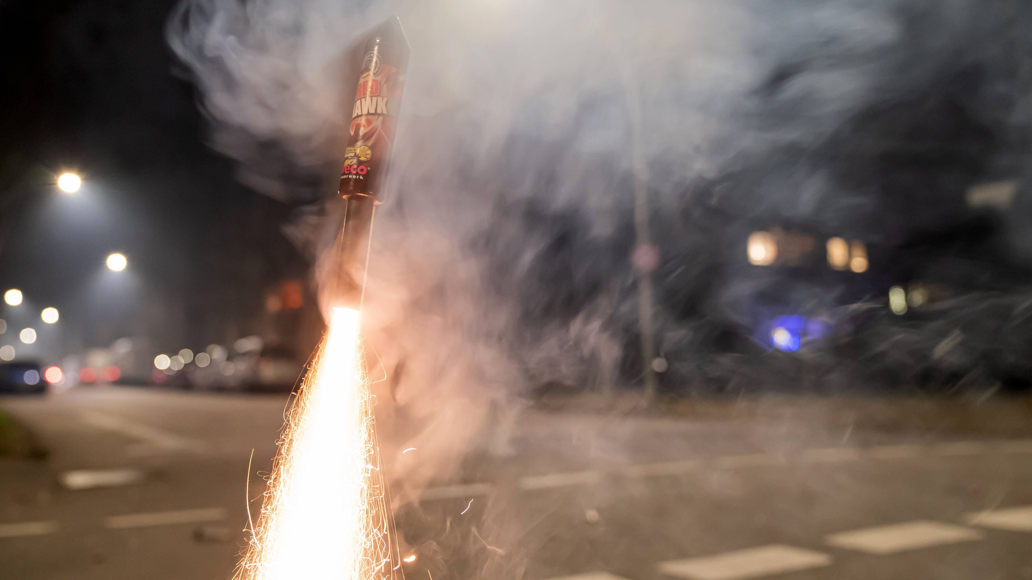 Berlin: Gruppe böllert an Kreuzung – Rakete explodiert in Auto