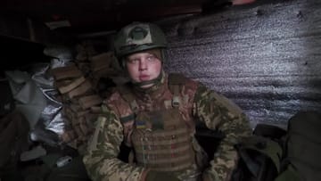 Ein ukrainischer Soldat in einem Unterstand nahe Soledar.