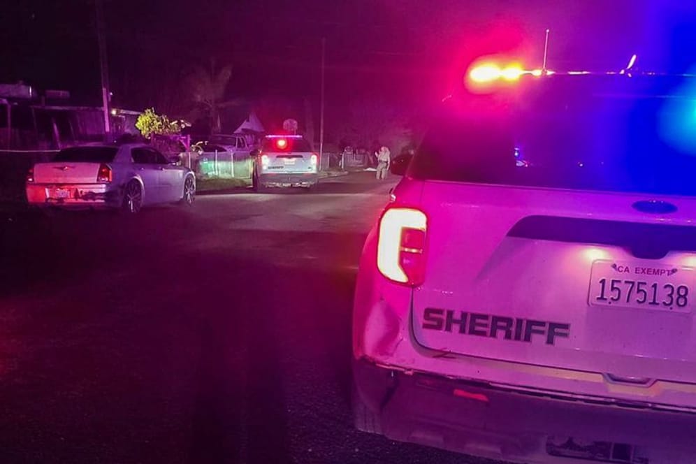 Polizeiwagen in Kalifornien: Bei einem grausamen Sechsfachmord in Kalifornien sind eine 17-Jährige und ihr Baby mit Kopfschüssen getötet worden.