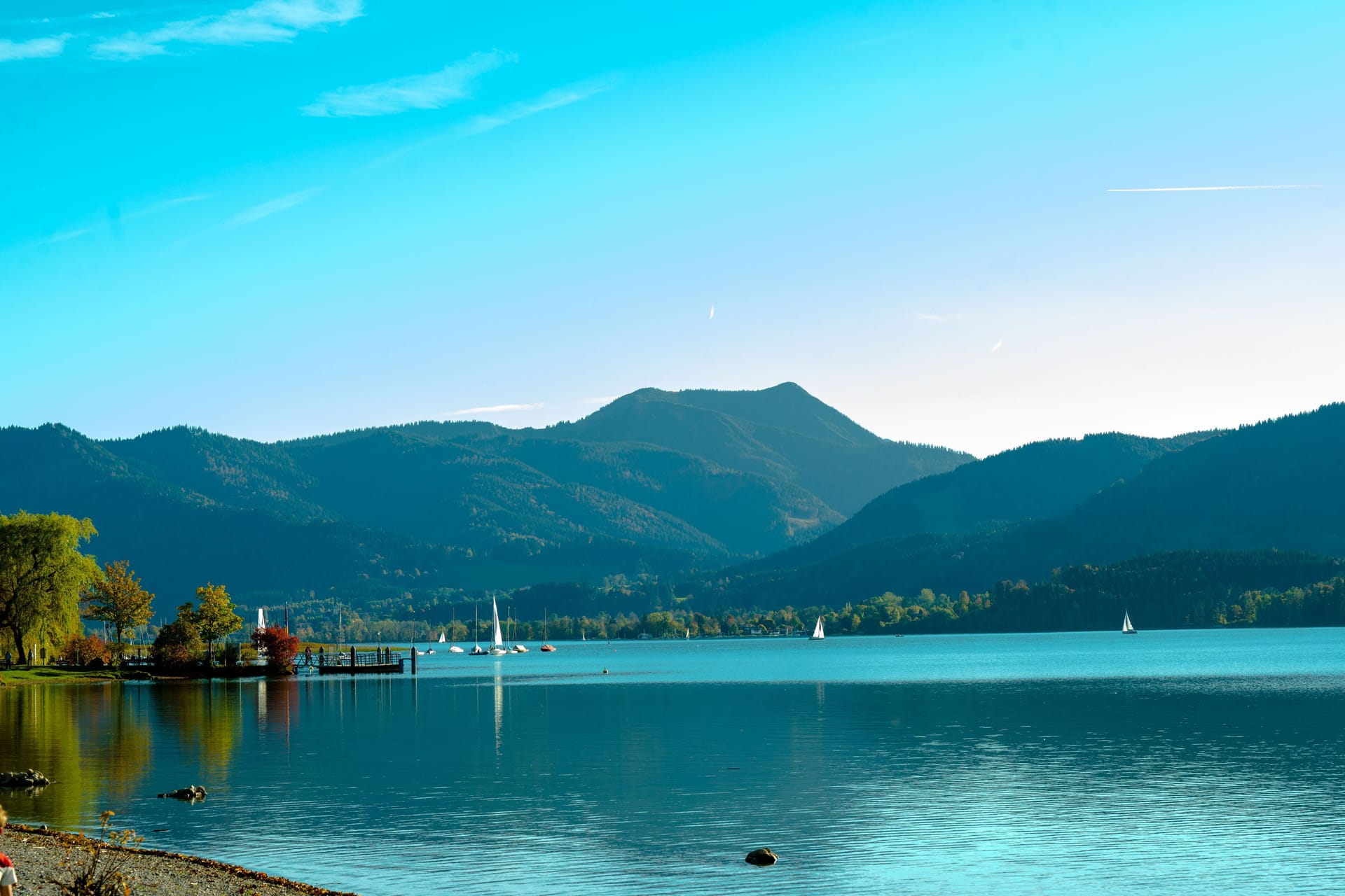 Der Tegernsee und seine Bergkulisse (Symbolbild): Für viele Menschen schon als Kraftort bekannt, soll dort nun auch Energie erzeugt werden.