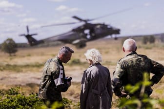 Verteidigungsministerin Lambrecht (SPD) mit Soldaten bei einer Militärübung.