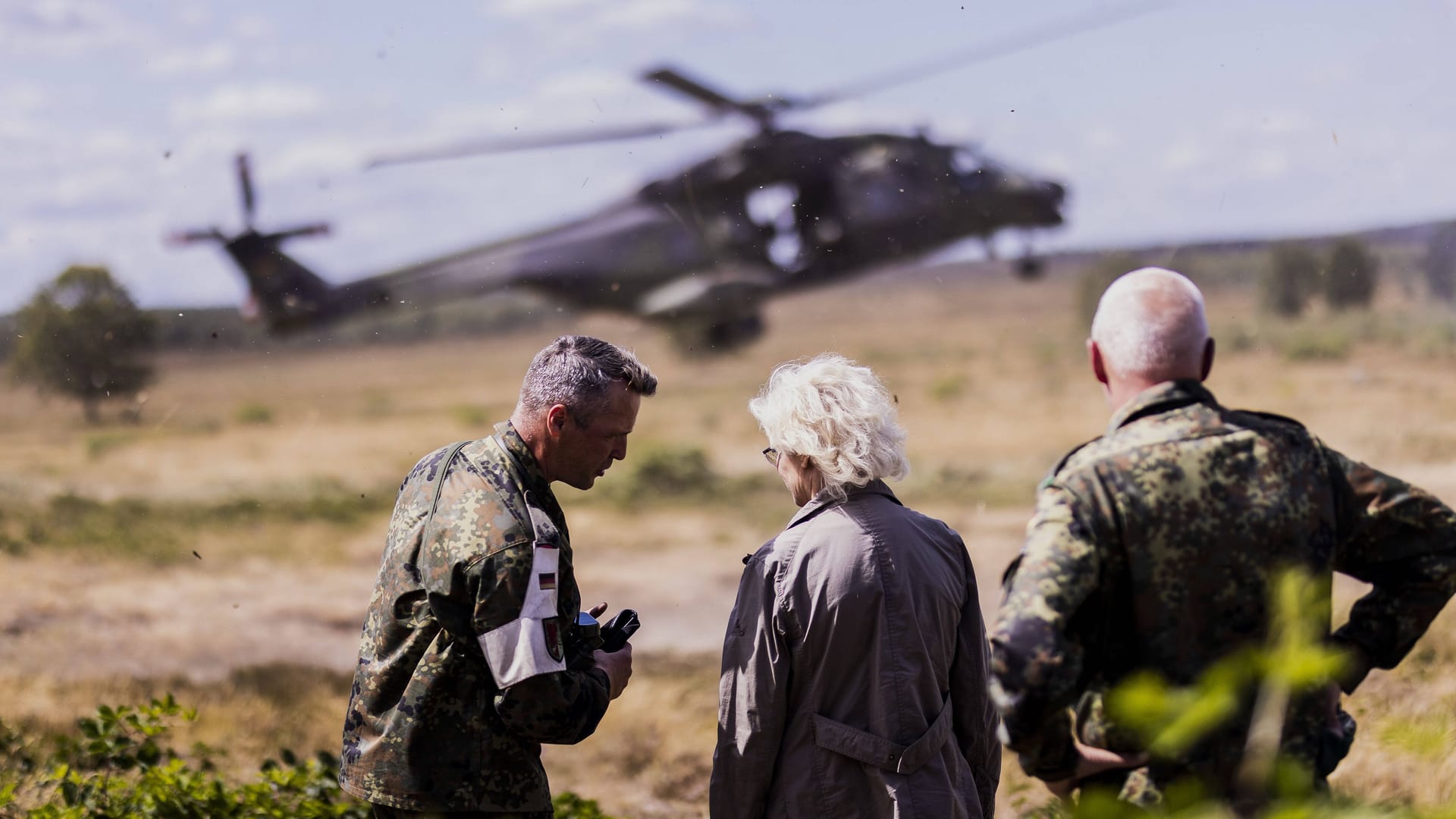 Verteidigungsministerin Lambrecht (SPD) mit Soldaten bei einer Militärübung.