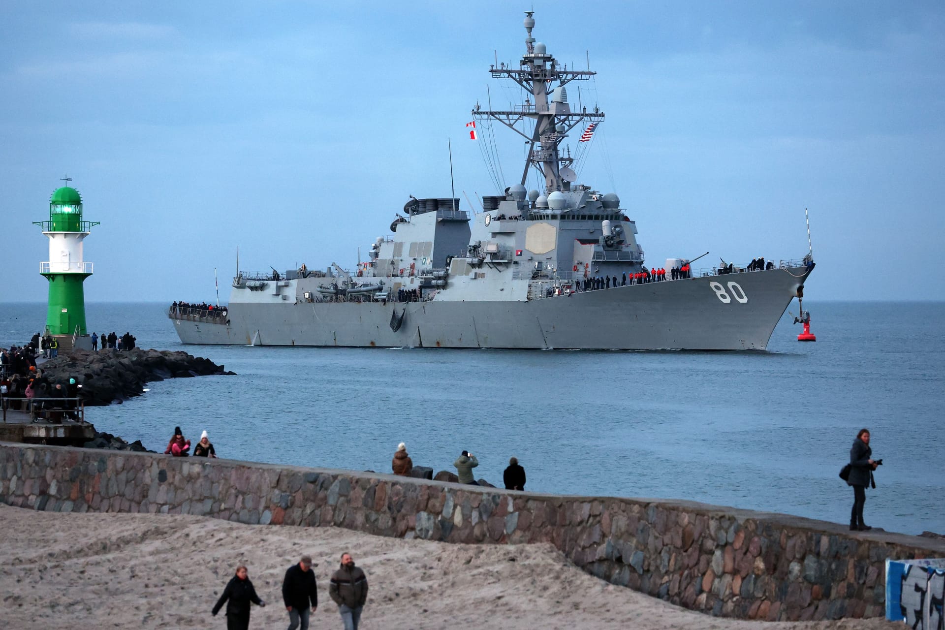 Der US-Zerstörer "USS Roosevelt" lief von der Ostsee kommend in Warnemünde ein, um der Hansestadt Rostock einen mehrtägigen Besuch abzustatten: Das Schiff beherbergt über 250 Besatzungsmitglieder.urn:newsml:dpa.com:20090101:230107-911-010545