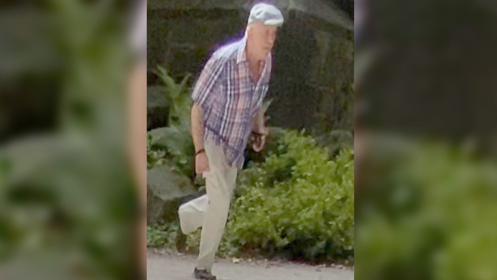 Ein Foto des Gesuchten: Der Mann soll einem Jugendlichen Geld gegen sexuelle Handlungen geboten haben. Ein Foto des Gesuchten: Der Mann soll einem Jugendlichen Geld gegen sexuelle Handlungen geboten haben.