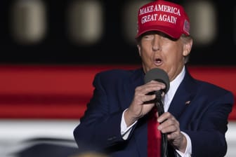 Ex-Präsident Donald Trump bei einer Wahlkampfveranstaltung: Trat er 2016 mit "Make America Great Again", kurz "MAGA", an, lautet sein motto nun "Save America".