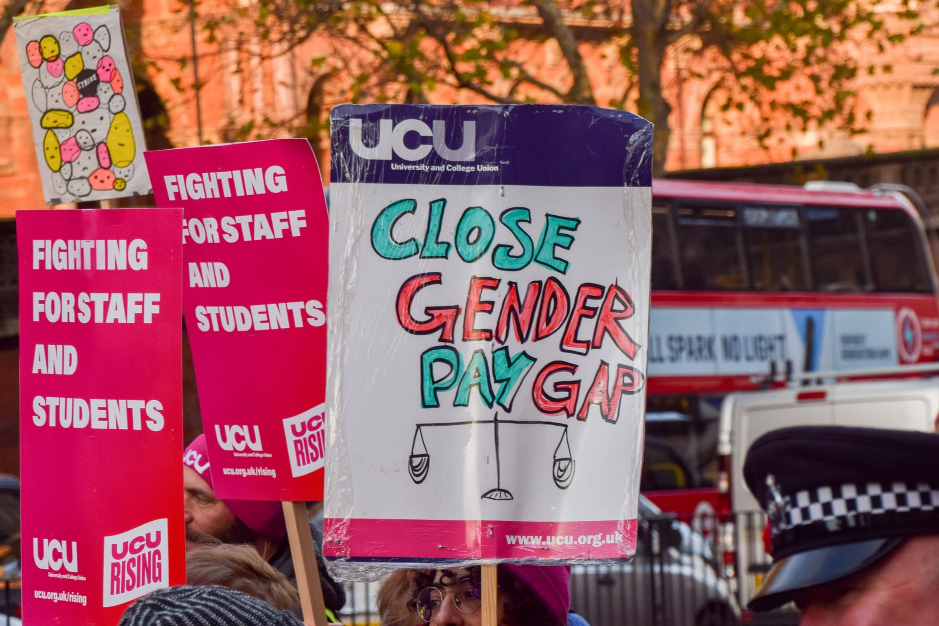 Plakate in England zur "Gender Pay Gap": Die Löhne zwischen Frau und Mann gehen noch immer weit auseinander. Plakate in England zur "Gender Pay Gap": Die Löhne zwischen Frau und Mann gehen noch immer weit auseinander.