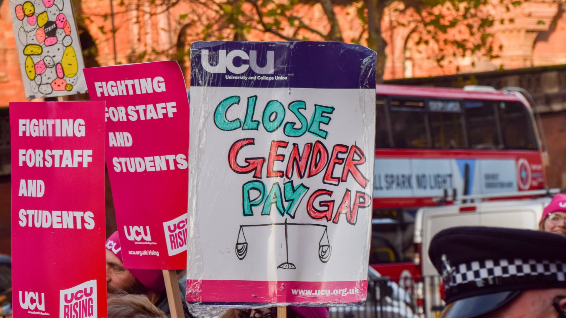 Plakate in England zur "Gender Pay Gap": Die Löhne zwischen Frau und Mann gehen noch immer weit auseinander. Plakate in England zur "Gender Pay Gap": Die Löhne zwischen Frau und Mann gehen noch immer weit auseinander.
