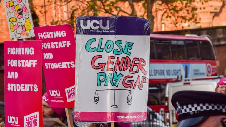 Plakate in England zur "Gender Pay Gap": Die Löhne zwischen Frau und Mann gehen noch immer weit auseinander.