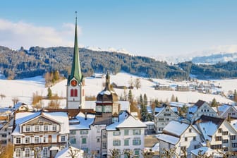 Das verschneite Gais in der Ostschweiz: Dass die Schweiz nicht zur Europäischen Union gehört, macht sich beim Müll ziemlich negativ bemerkbar.