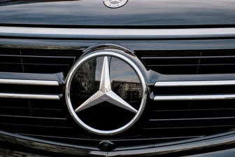 Ein Mercedes Benz-Stern (Symbolbild): Ein solcher ist laut Polizei beim Unfall aus dem Kühlergrill des Wagens gerissen worden
