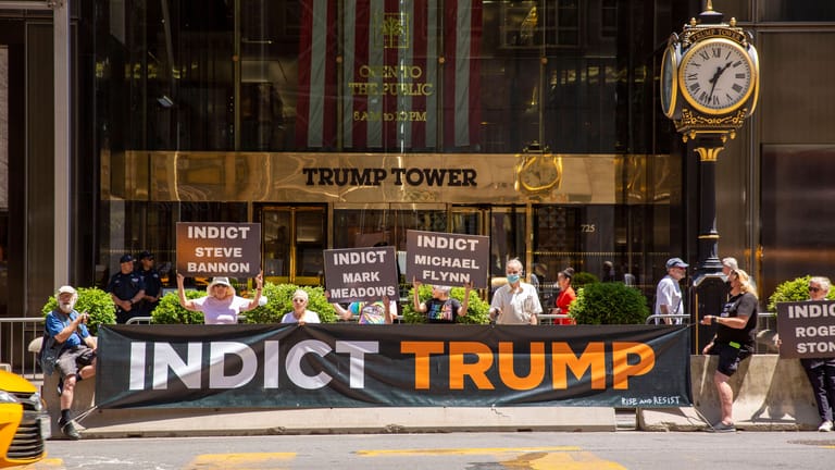 Demonstranten vor Trumps Firmenzentrale in New York City im Sommer 2022: Ein Untersuchungsausschuss erklärte den Ex-Präsidenten kürzlich zum Hauptverantwortlichen für den Strum aufs Kapitol Anfang 2021.