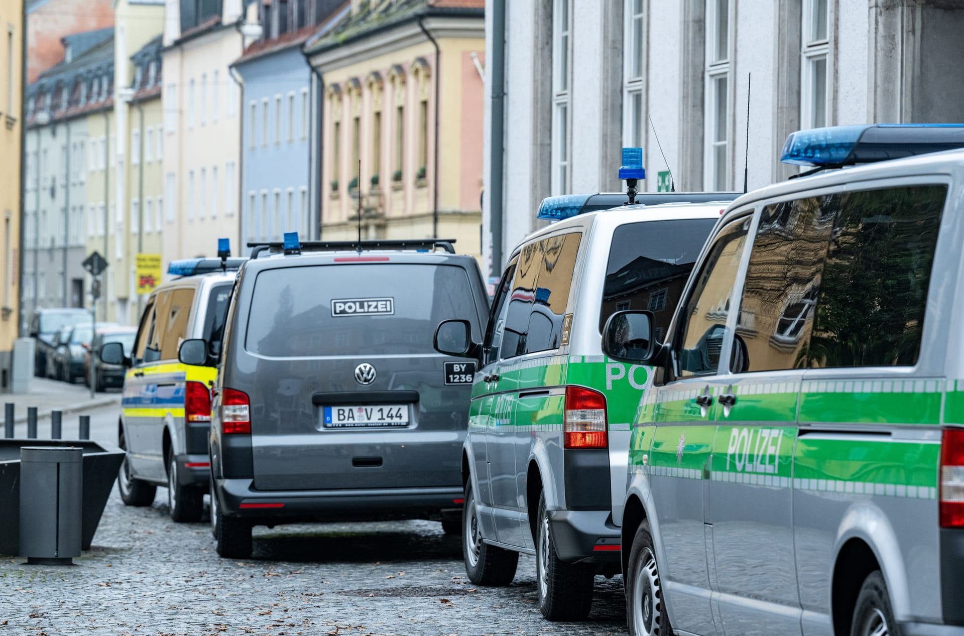 Polizeifahrzeuge in der Regensburger Innenstadt (Archivbild): Einsatzkräfte hatten intensiv nach C. gefahndet.