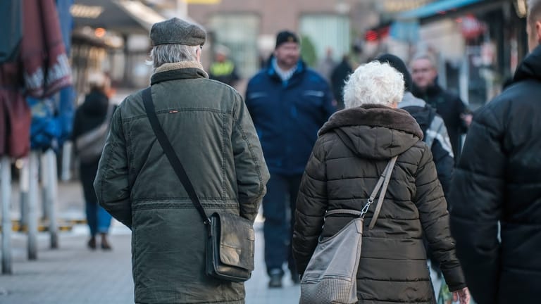 Senioren in der Düsseldorfer Altstadt: Die Zahl der von Altersarmut betroffenen Rentner ist deutlich gestiegen.