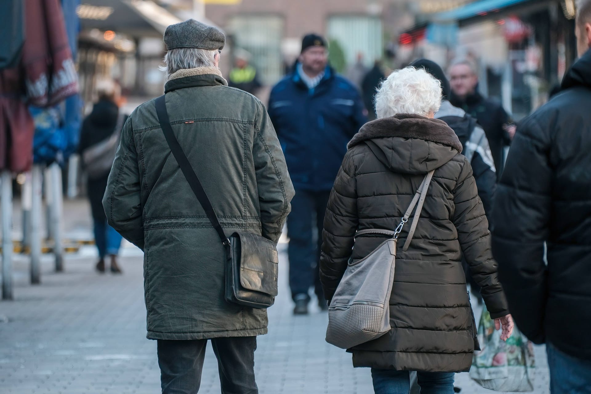 Senioren in der Düsseldorfer Altstadt: Die Zahl der von Altersarmut betroffenen Rentner ist deutlich gestiegen.