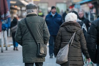 Senioren in der Düsseldorfer Altstadt: Die Zahl der von Altersarmut betroffenen Rentner ist deutlich gestiegen.