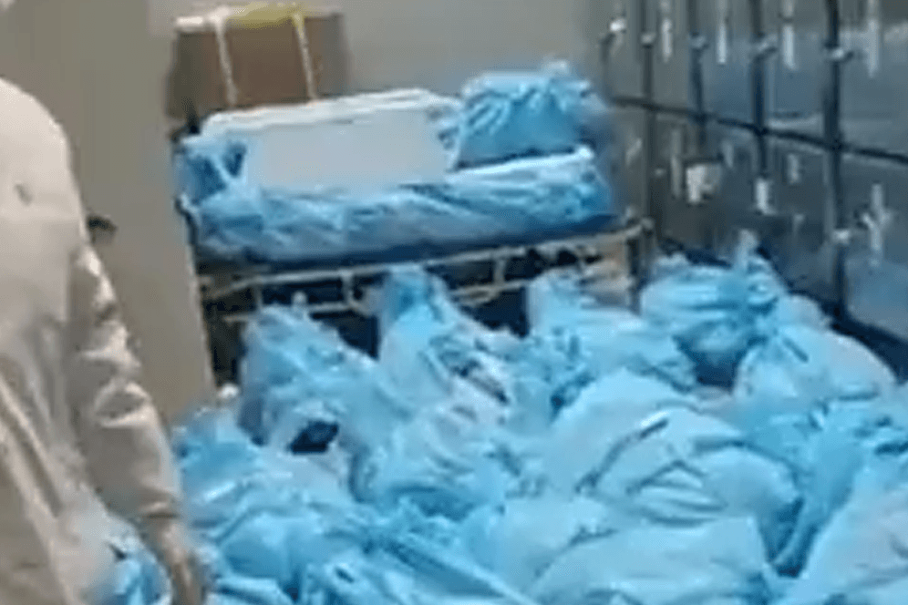 China: In Krankenhäusern stapeln sich Leichensäcke.