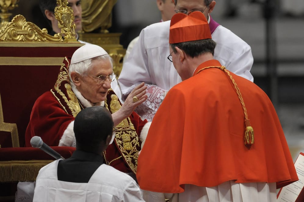Kardinal Rainer Maria Woelki (rechts) und Papst Benedikt XVI. im Petersdom (Archivbild): Beiden Männern werden Versäumnisse im Umgang mit Missbrauch in der katholischen Kirche vorgeworfen.