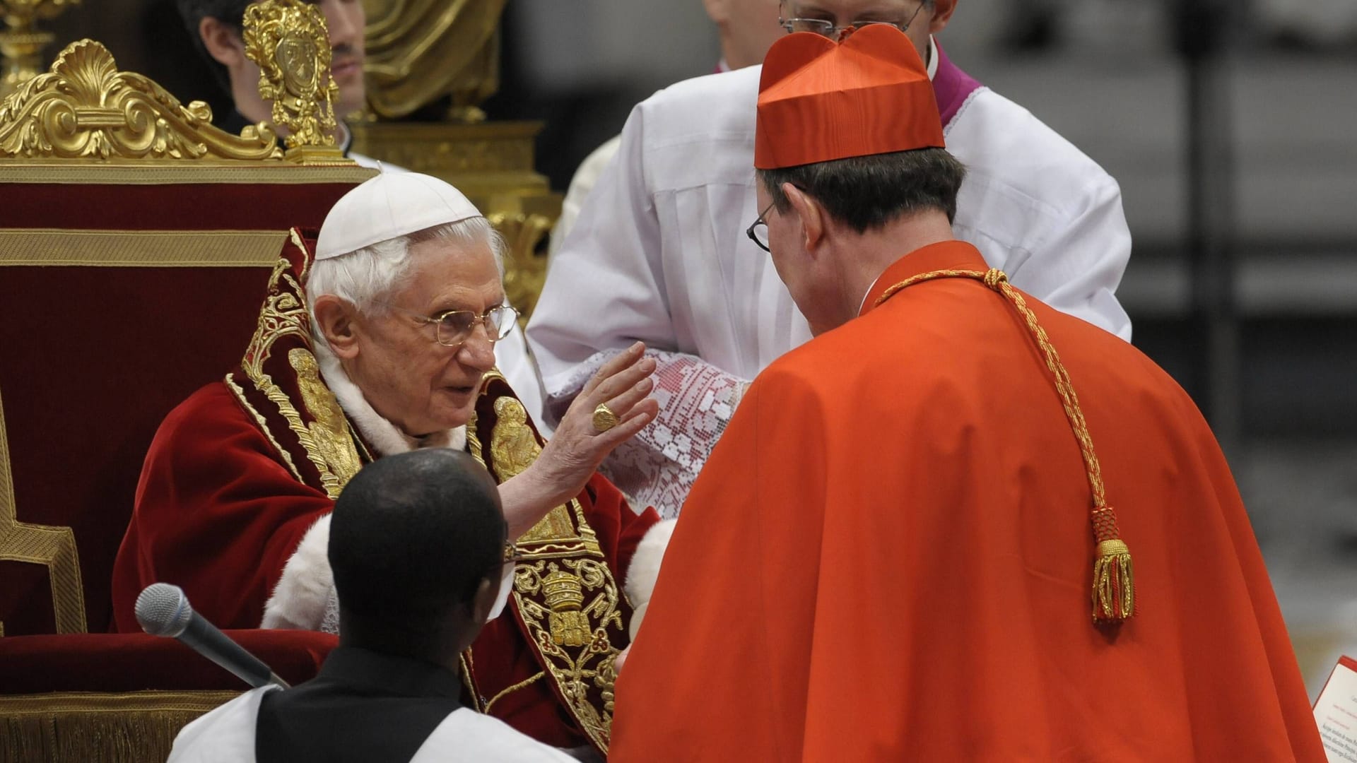 Kardinal Rainer Maria Woelki (rechts) und Papst Benedikt XVI. im Petersdom (Archivbild): Beiden Männern werden Versäumnisse im Umgang mit Missbrauch in der katholischen Kirche vorgeworfen.