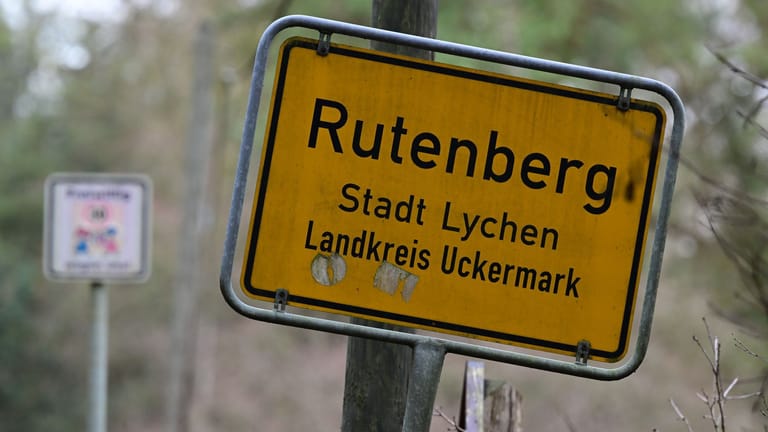 Ortseingangsschild des Lychener Ortsteiles Rutenberg: Die Reichsbürgerorganisation "Königreich Deutschland" versucht, sich in dem Dorf zu etablieren.