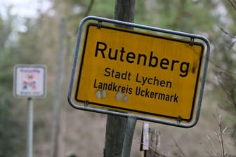 Ortseingangsschild des Lychener Ortsteiles Rutenberg: Die Reichsbürgerorganisation "Königreich Deutschland" versucht, sich in dem Dorf zu etablieren.
