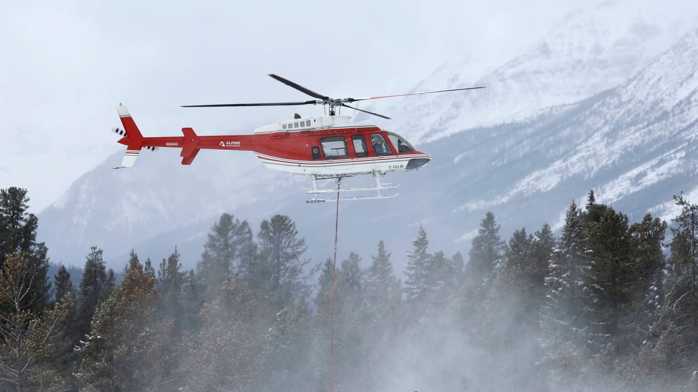 Rettungshubschrauber und Seilbahn in den Bergen (Symbolbild): In diesem Winter kam es zu besonders vielen Skiunfällen bislang – zumindest in Österreich.