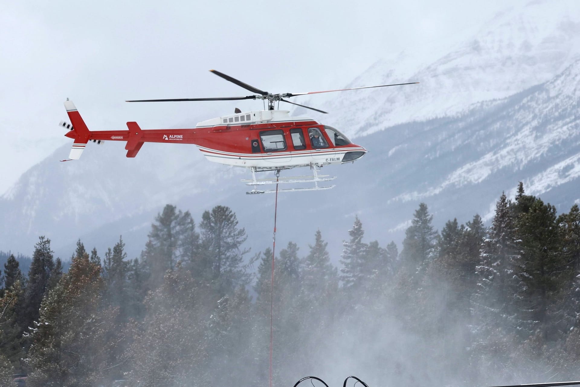 Rettungshubschrauber und Seilbahn in den Bergen (Symbolbild): In diesem Winter kam es zu besonders vielen Skiunfällen bislang – zumindest in Österreich.