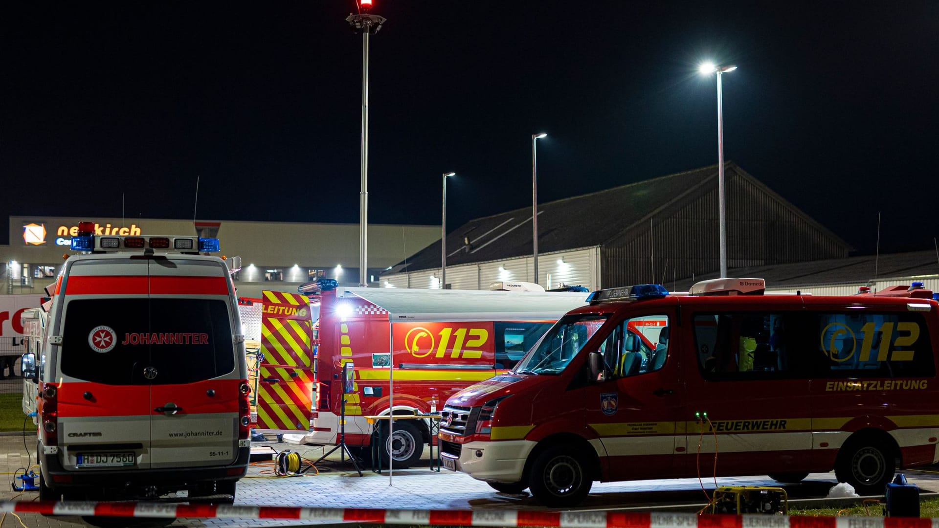 Auf dem Parkplatz einer Spedition hatten sich während der Suchaktion Einsatzfahrzeuge von Rettungsdienst und Feuerwehr versammelt.