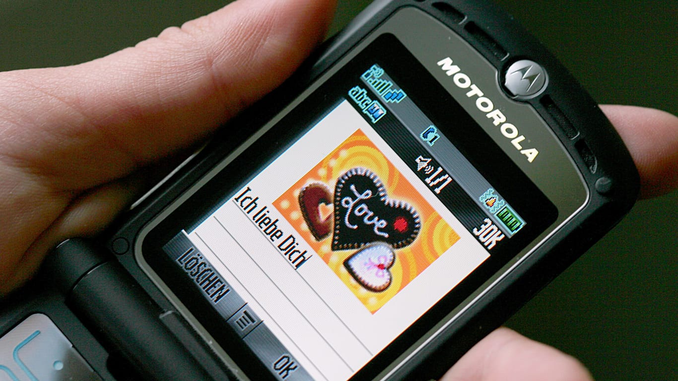 Eine MMS-Nachricht auf einem Handy (Symbolbild): Der Mobilfunkbetreiber Vodafone stellt den Dienst ein.