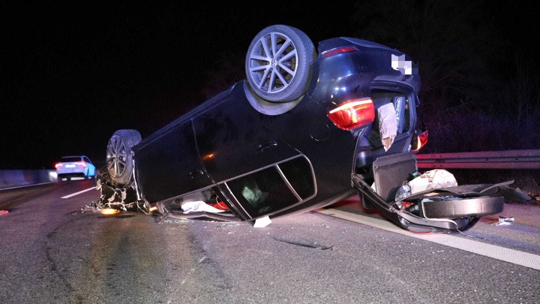 Der VW landete auf dem Dach: Einem Reporter vor Ort zufolge musste der Fahrer von Einsatzkräften befreit werden.