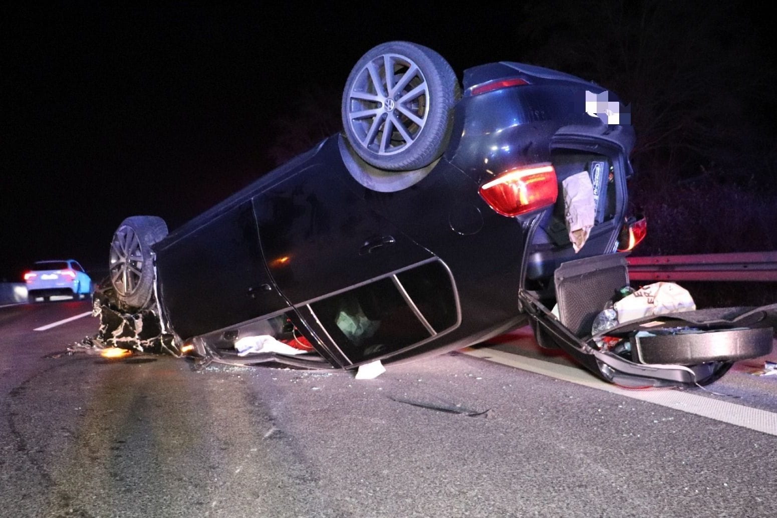 Der VW landete auf dem Dach: Einem Reporter vor Ort zufolge musste der Fahrer von Einsatzkräften befreit werden.