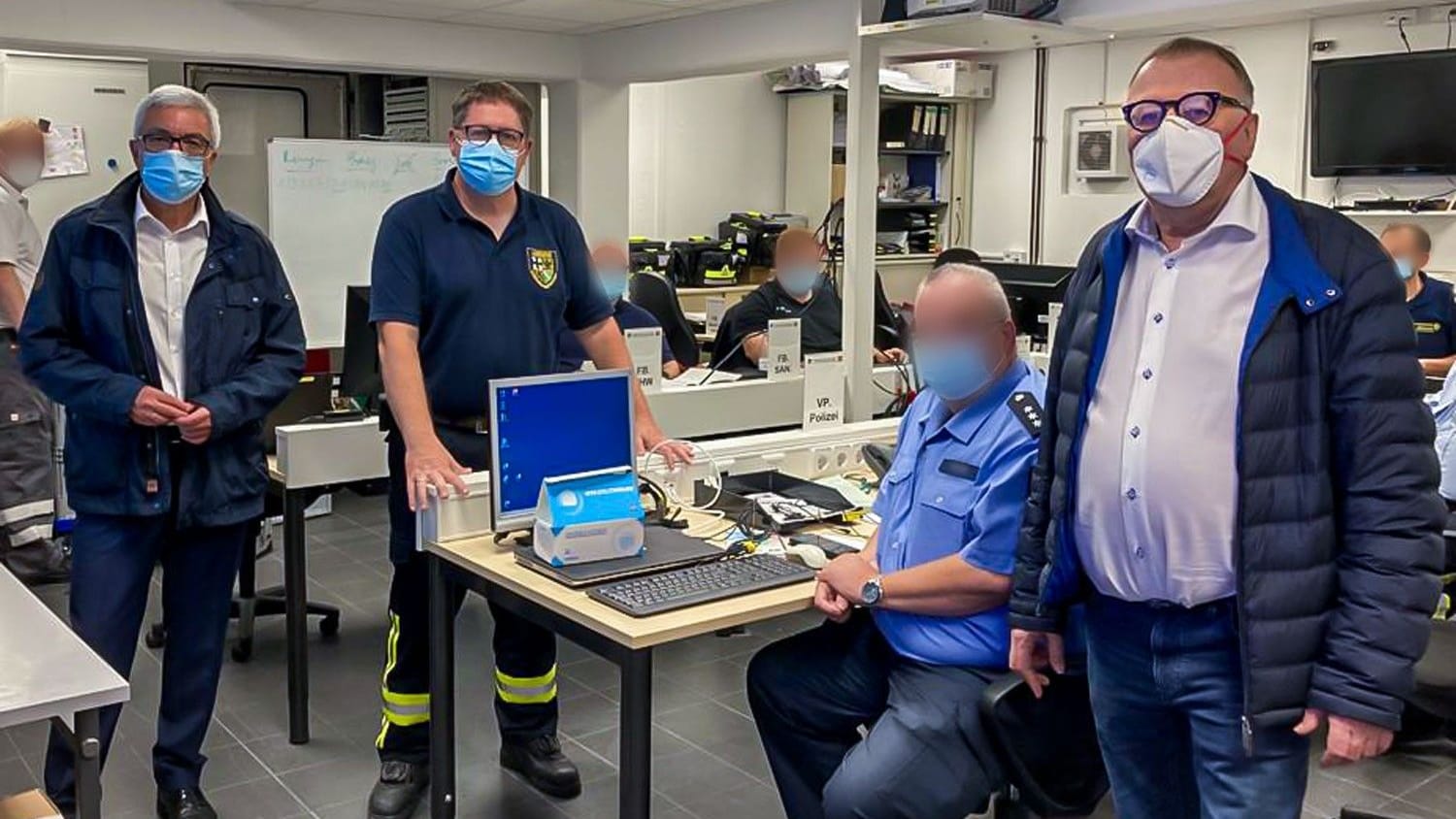 Einsatzleitstelle: Der damalige Landrat Jürgen Pföhler (CDU, rechts) schaute am Abend der Flut mit dem damaligen Innenminister Roger Lewentz (SPD, links) rein, ließ den ehrenamtlichen Feuerwehrmann Michael Zimmermann (Mitte) alles steuern.