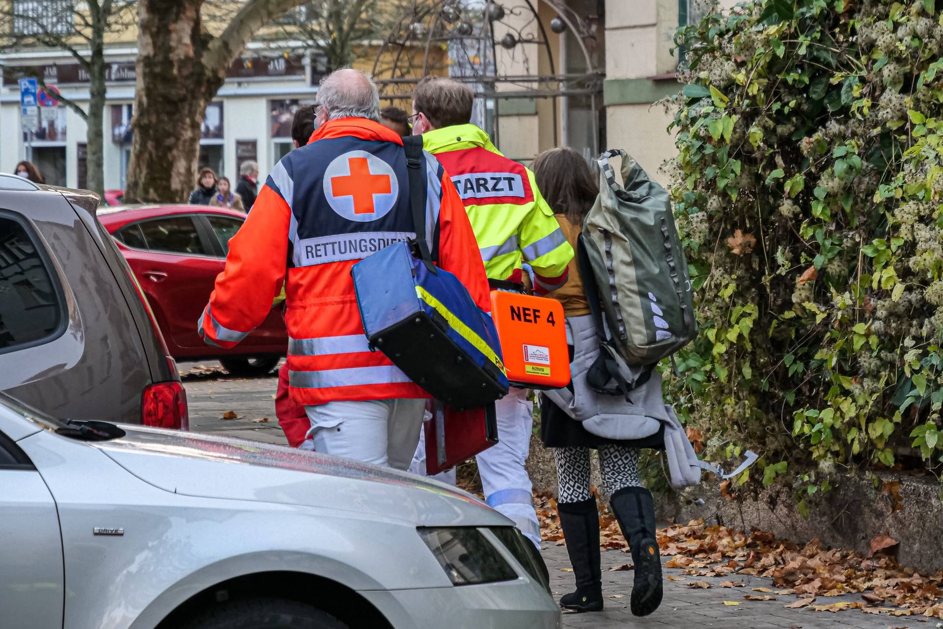 Sanitäter und Notarzt im Einsatz (Symbolfoto): Die Retter fanden die Wohnung zunächst nicht.