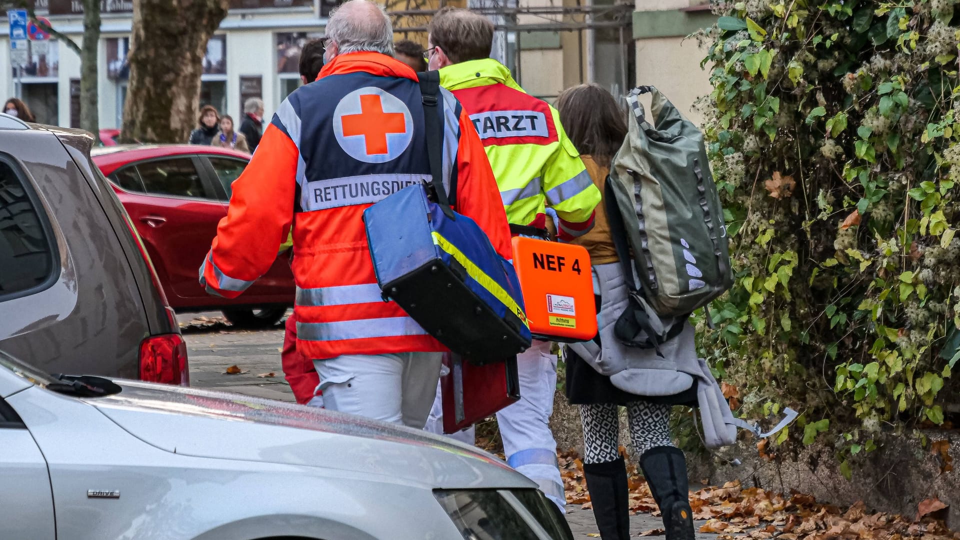 Sanitäter und Notarzt im Einsatz (Symbolfoto): Die Retter fanden die Wohnung zunächst nicht.